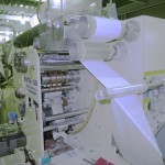 紙おしぼりは、安全・衛生基準の厳しい工場で専用の機械によって作られます。