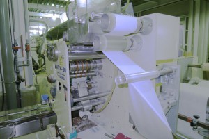 紙おしぼりは、安全・衛生基準の厳しい工場で専用の機械によって作られます。