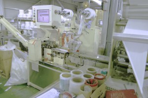 紙おしぼりの製造工程は、裁断から包装まで機械で制御しています。